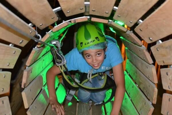 Kind aan het klimmen bij Coronel Adventure | Coronel = FUN